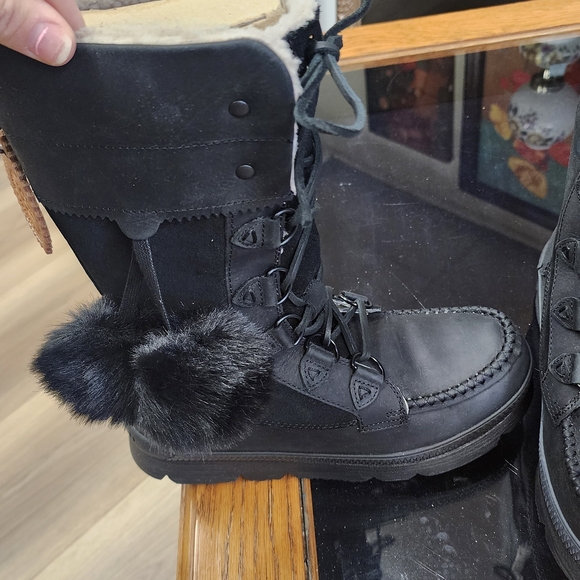 Manitobah Cozy Black Winter Boots with Faux Fur Trim - Picture 2 of 6